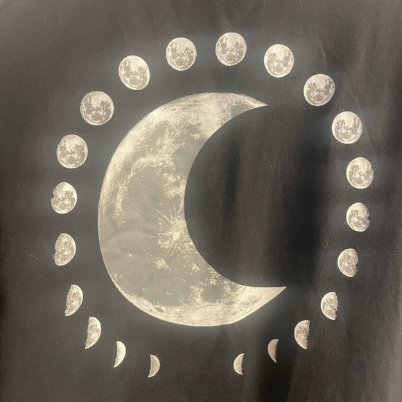 Hot Topic Moon Phases Boxy Girls Crop T-Shirt Like New! Size M Raw hem & Neck - Picture 5 of 10